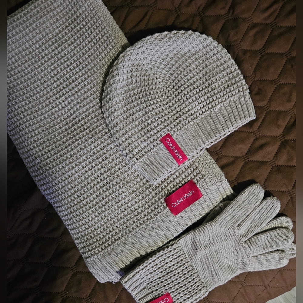 💥Sale💥Calvin Klein Women's Cream Knit 3 Piece Gloves Scarf and Beanie Set